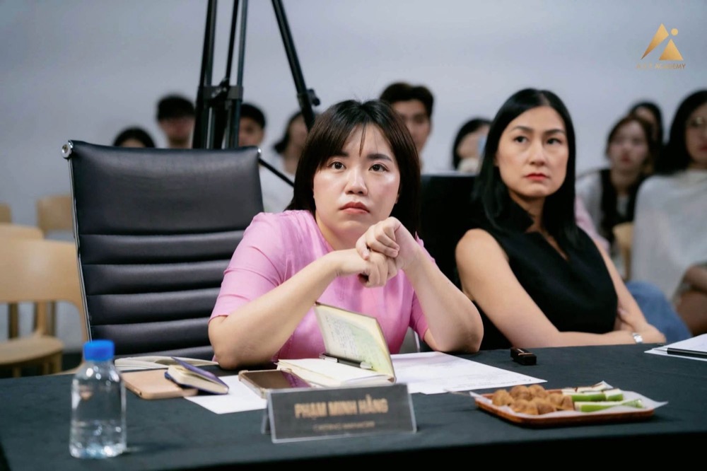 Hằng ngồi bàn giám khảo casting